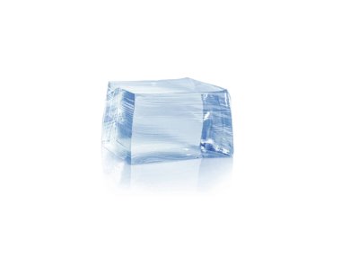 Kristal berrak buz küpü beyaza izole edildi