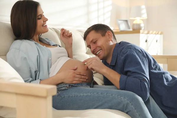 Junge Schwangere Frau Mit Ehemann Hause — Stockfoto