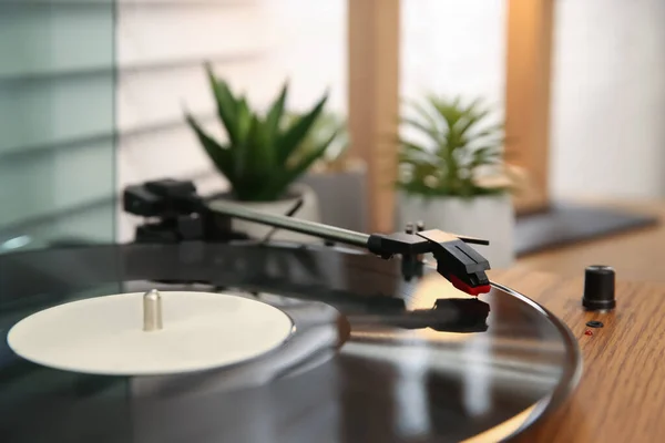 Giradiscos Con Estilo Con Registro Vinilo Mesa Madera Interior Primer — Foto de Stock