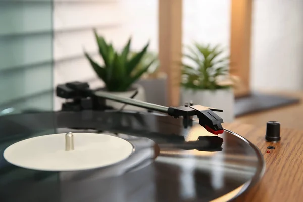 木製のテーブルの上にビニールレコードを屋内でスタイリッシュなターンテーブル クローズアップ — ストック写真