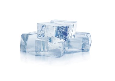 Beyaz arkaplanda kristal berrak buz küpleri