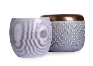 Beyaz renkte izole edilmiş farklı seramik saksılar.