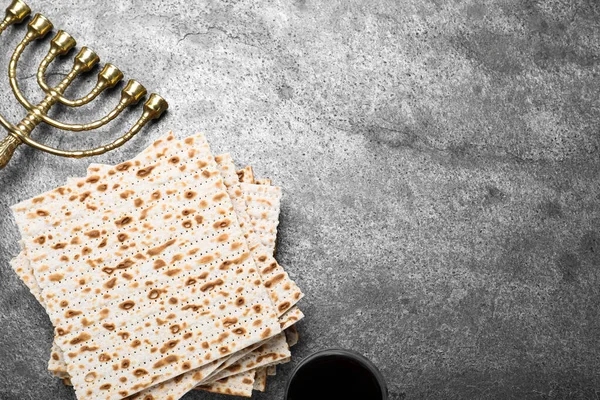 Stack Traditional Matzos Menorah Red Wine Grey Table Flat Lay — Stock Photo, Image