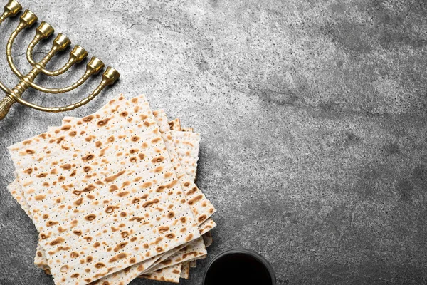 Montón Matzos Tradicionales Menorah Vino Tinto Sobre Mesa Gris Puesta —  Fotos de Stock