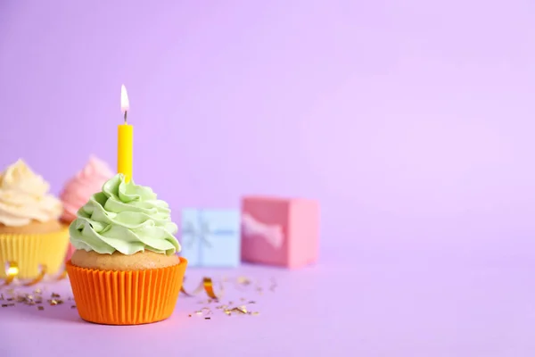 Cupcake Compleanno Con Candela Accesa Coriandoli Sfondo Viola Spazio Testo — Foto Stock