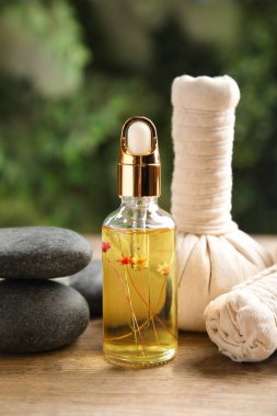 Ahşap masanın üzerinde kaplıca kozmetiği olan kompozisyon, yakın plan.