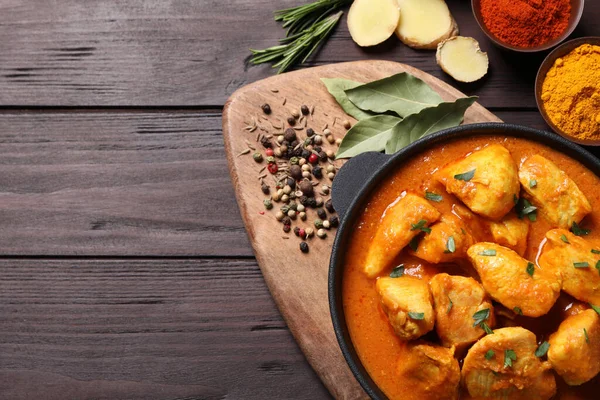 Délicieux Curry Poulet Dans Une Poêle Sur Une Table Bois — Photo