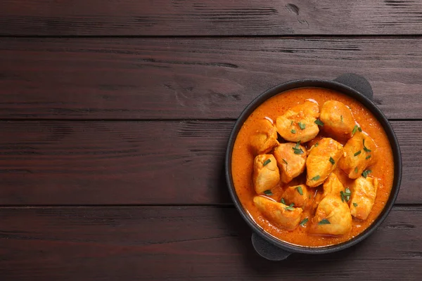 Délicieux Curry Poulet Dans Une Casserole Sur Une Table Bois — Photo