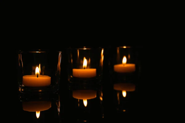 Velas Ardientes Soportes Vidrio Sobre Mesa Sobre Fondo Oscuro — Foto de Stock