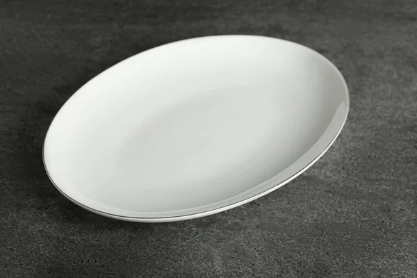Κενό Καθαρό Κεραμικό Πιάτο Γκρι Τραπέζι — Φωτογραφία Αρχείου