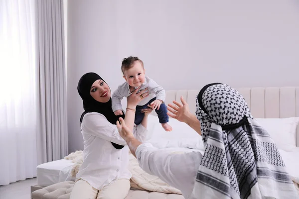 Šťastná Muslimská Rodina Malým Synem Ložnici — Stock fotografie