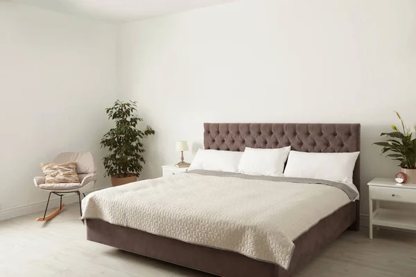 Elegante Inrichting Van Een Moderne Slaapkamer Met Planten — Stockfoto
