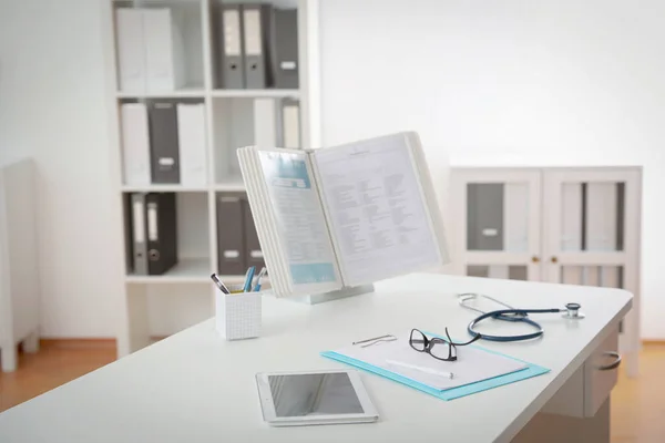 Lieu Travail Médecin Avec Tablette Papeterie Dans Bureau Médical — Photo