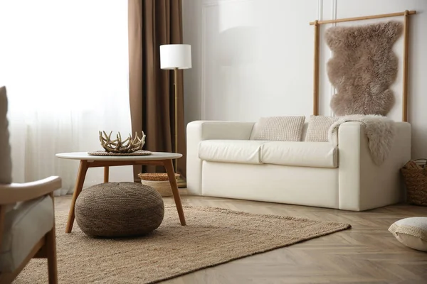 Bequemes Sofa Und Hängendes Kunstfell Modernem Zimmer Innenarchitektur — Stockfoto