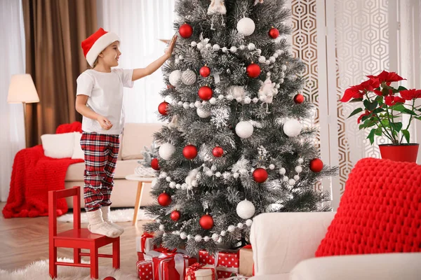 Menina Bonito Decorar Árvore Natal Casa — Fotografia de Stock