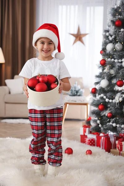 Nettes Kleines Mädchen Hält Schachtel Mit Weihnachtskugeln Hause — Stockfoto