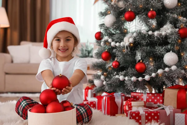 Carino Bambina Con Scatola Palle Natale Casa — Foto Stock
