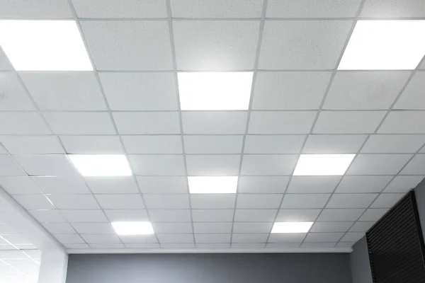 Plafond Blanc Avec Éclairage Dans Salle Bureau — Photo