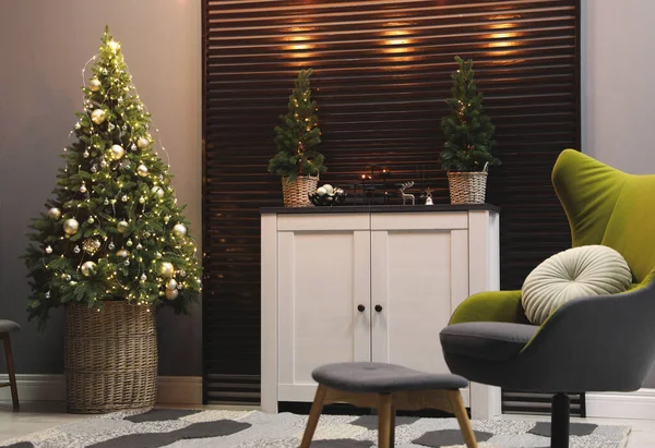 Hermoso Interior Habitación Con Árbol Navidad Decorado Muebles Modernos —  Fotos de Stock