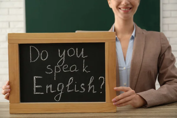 Professor Segurando Pequeno Quadro Com Inscrição Você Fala Inglês Mesa — Fotografia de Stock