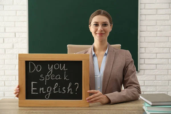 Professor Segurando Pequeno Quadro Com Inscrição Você Fala Inglês Mesa — Fotografia de Stock