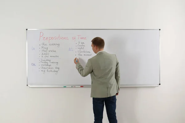 English Teacher Giving Lesson Prepositions Time Whiteboard Classroom Back View — Stock Photo, Image