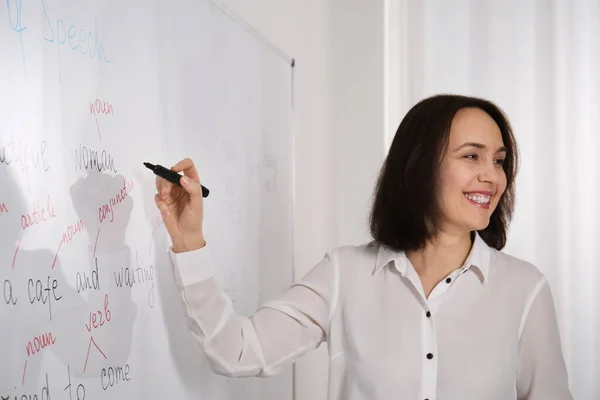 Engelskalärare Ger Lektion Nära Whiteboard Klassrummet — Stockfoto