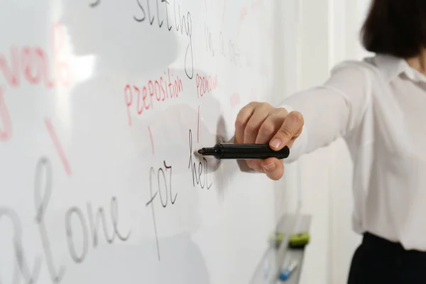 English Teacher Giving Lesson Whiteboard Closeup — Stock Photo, Image