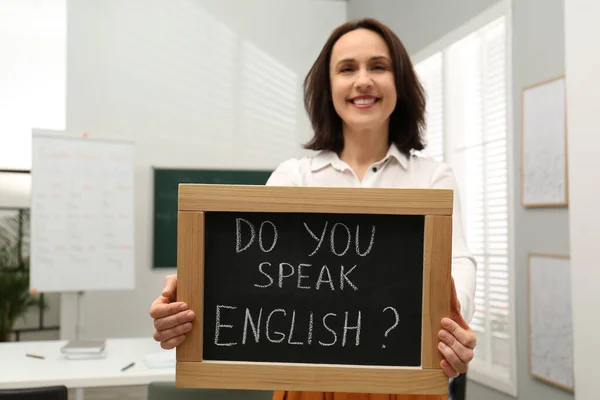 Insegnante Che Tiene Piccola Lavagna Con Iscrizione Parli Inglese Classe — Foto Stock