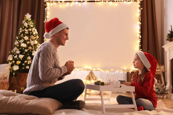 Ojciec Córka Pobliżu Ekranu Projektora Domu Przytulna Atmosfera Świąteczna — Zdjęcie stockowe