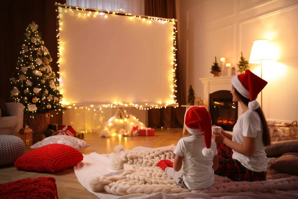 Mère Fille Regardent Film Avec Vidéoprojecteur Maison Ambiance Noël Confortable — Photo