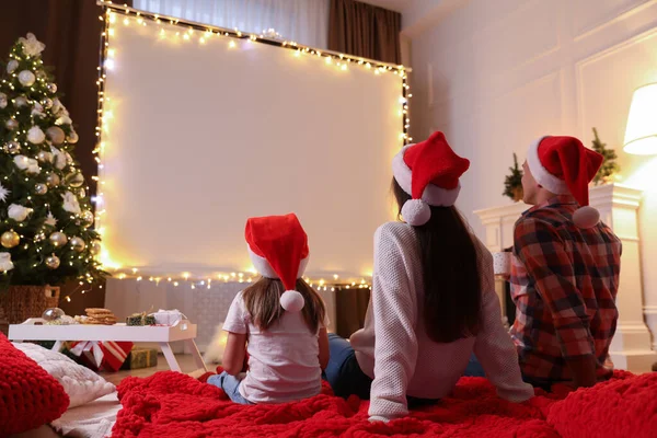 가족들은 집에서 비디오 프로젝터를 사용하여 영화를 봅니다 크리스마스 분위기 — 스톡 사진