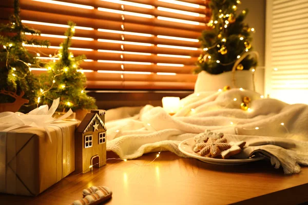 木制窗台上漂亮的圣诞装饰和饼干 — 图库照片