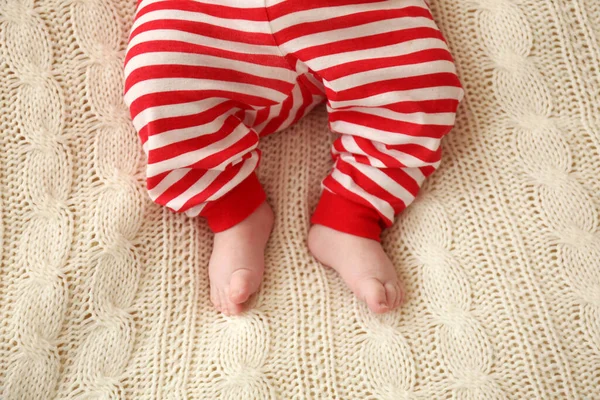 可爱的小宝宝躺在毛毯上 尽收眼底 — 图库照片