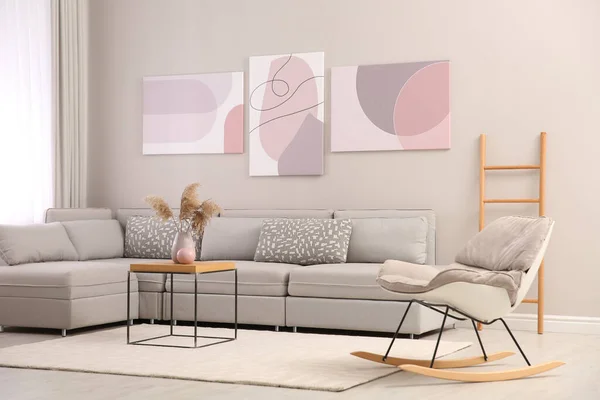 风格新颖的客厅 内饰舒适的大沙发和图片 — 图库照片