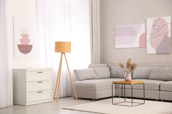 风格新颖的客厅 内饰舒适的大沙发和图片 — 图库照片
