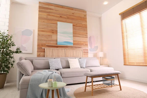 Stilvolles Wohnzimmerinterieur Mit Gemütlichem Sofa Und Bildern — Stockfoto