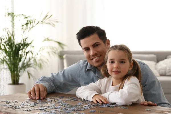 Mannen Och Hans Lilla Dotter Leker Med Pussel Hemma — Stockfoto