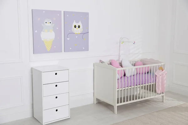 Crib Dresser Wall Pictures Cozy Baby Room Interior Design — Stock Photo, Image