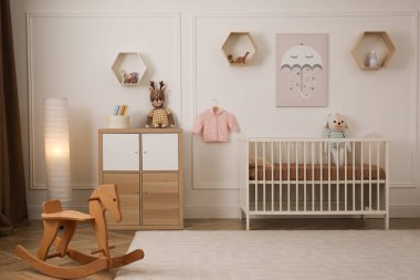 Moda mobilya ve oyuncaklarla modern bebek odası.