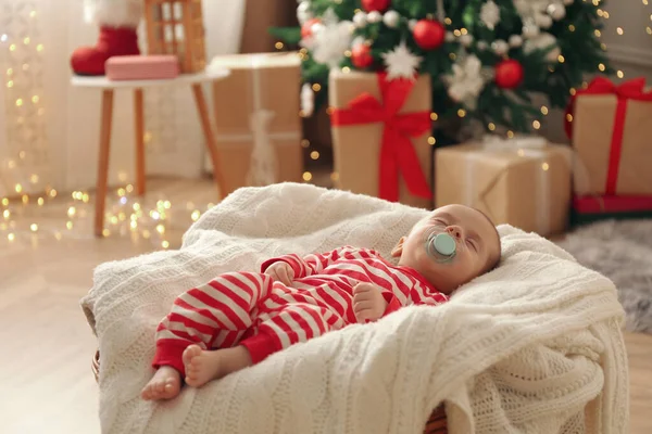 Cute Little Baby Sleeping Knitted Blanket Room Decorated Christmas — Stock Photo, Image