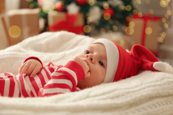 Мила Маленька Дитина Капелюсі Санта Ковдрі Кімнаті Прикрашеній Різдво — стокове фото