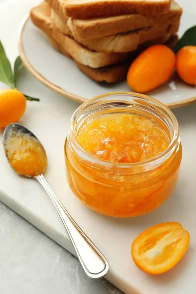 Finom Kumquat Lekvár Friss Gyümölcs Kenyér Fehér Táblán — Stock Fotó