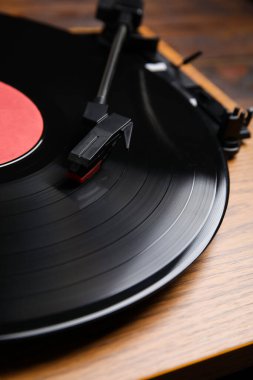 Masada diski olan modern vinil plak çalar, yakın plan