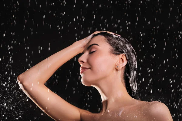 Młoda Kobieta Myje Włosy Podczas Brania Prysznica Czarnym Tle — Zdjęcie stockowe