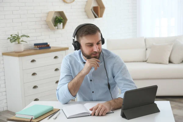 Jeune Homme Regardant Webinaire Ligne Table Intérieur — Photo