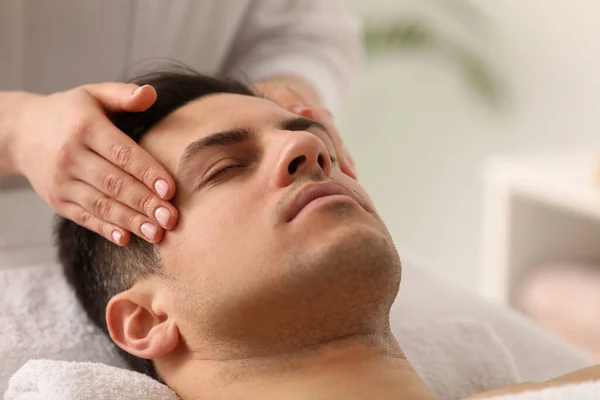 Hombre Recibiendo Masaje Facial Salón Belleza Primer Plano — Foto de Stock