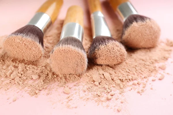 Diferentes Pinceles Maquillaje Con Producto Cosmético Triturado Sobre Fondo Rosa — Foto de Stock