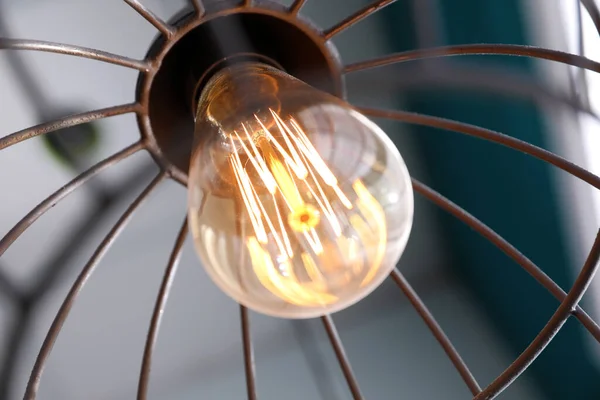 Stylová Kovová Přívěsová Lampa Edisonovou Žárovkou Uvnitř Detailní Záběr — Stock fotografie