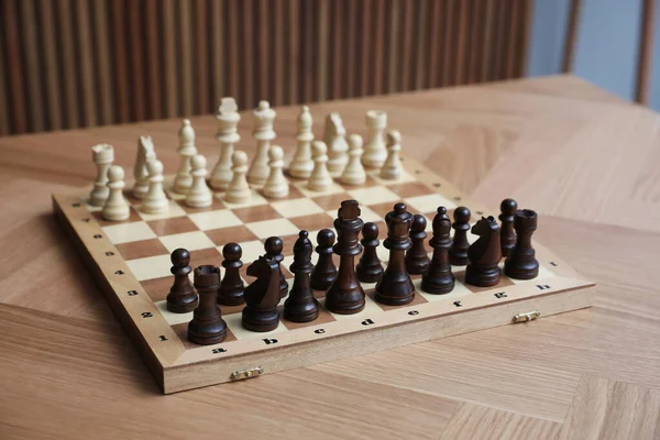 Schachbrett Mit Figuren Auf Holztisch — Stockfoto